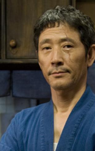 神秘的欧吉桑刀疤老板~小林薰饰演